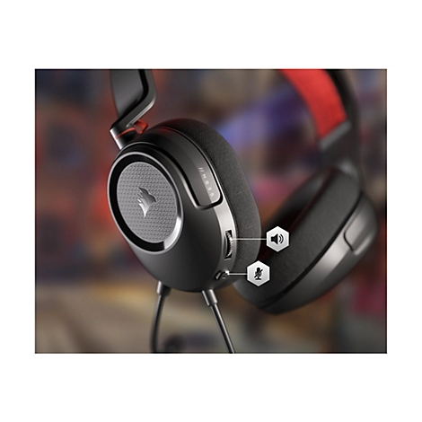 Schwarzes Gaming-Headset mit Logo und Text // HS35. Es hat einen Lautstärkeregler, Mikrofonstummschaltung, und rote Akzente.