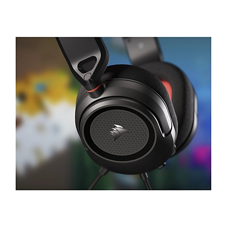 Schwarzes Gaming-Headset, Detailaufnahme. Das Logo ist auf der Ohrmuschel zu sehen.