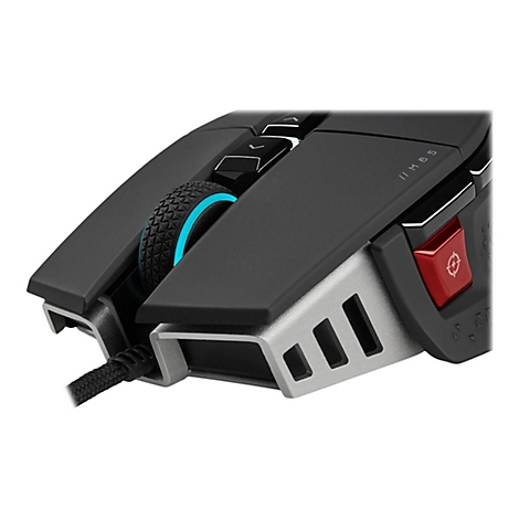 Nahaufnahme einer schwarzen Gaming-Maus mit blau beleuchtetem Mausrad und einer roten Taste an der Seite.