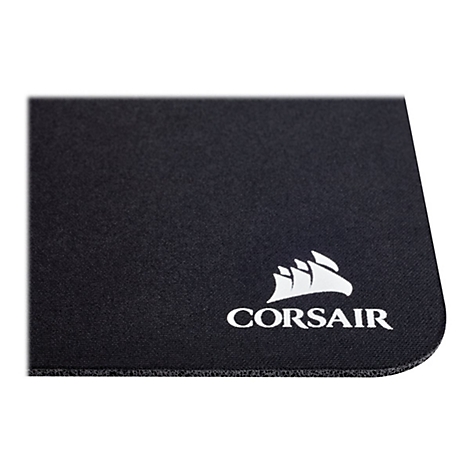 Schwarzes Mauspad mit Corsair Logo. Texturierter Stoff, abgerundete Ecke, weißes Logo und Schriftzug.