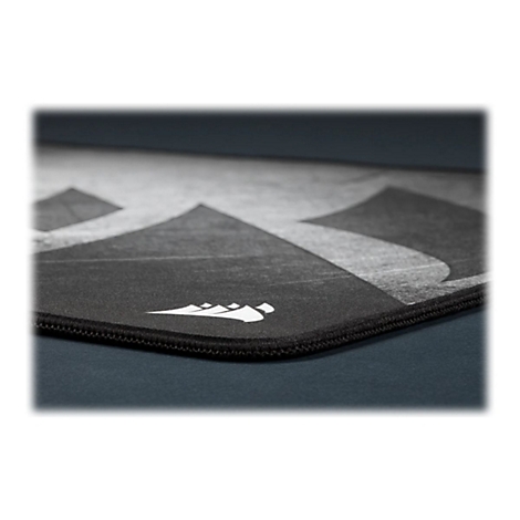 Nahaufnahme eines schwarzen Mauspads mit weiÃŸem Logo und geometrischen Formen. Die Kanten sind mit schwarzem Faden genÃ¤ht.