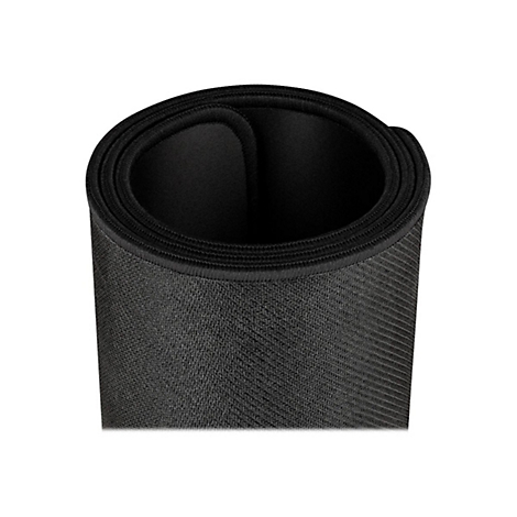 Nahaufnahme eines aufgerollten schwarzen Mauspads mit Textur und genähter Kante.