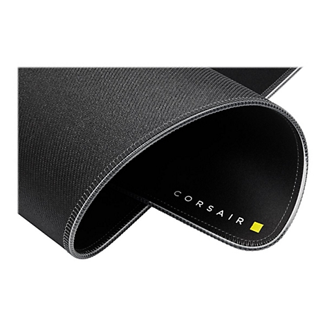 Detailaufnahme eines schwarzen Corsair-Mauspads, das sich aufrollt. Am Rand ist das Corsair Logo.