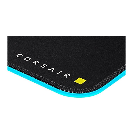Detailaufnahme eines schwarzen Mauspads. Der Rand ist blau und mit weißem Faden vernäht. Der Schriftzug CORSAIR und ein gelbes Quadrat sind zu sehen.