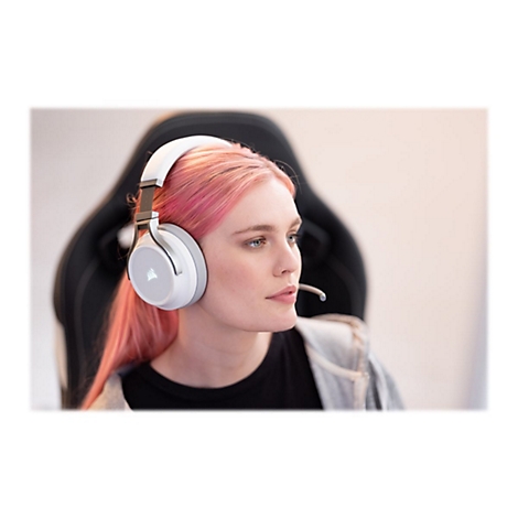 Junge Frau mit pinken Haaren trÃ¤gt ein weiÃŸ-graues Headset mit Mikrofon und blickt nach rechts.