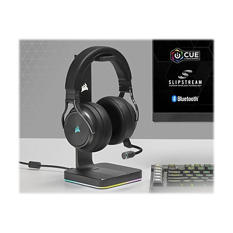 Schwarzes Headset auf einem Ständer, Display mit Logo-Elementen, beleuchtete Tastatur im Hintergrund.