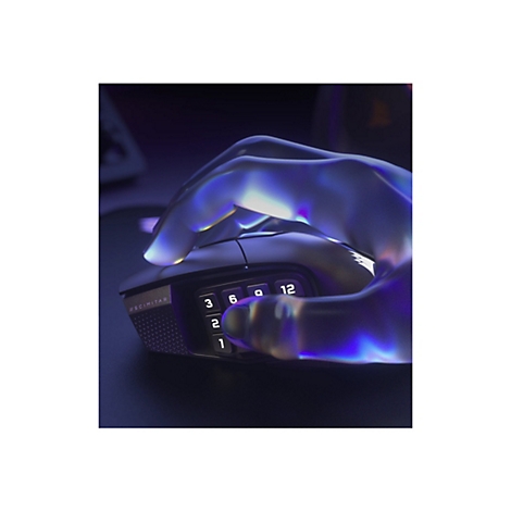 Nahaufnahme eines Gaming-Maus-Designs, hervorgehoben durch eine gläserne Hand. Die Maus zeigt eine Reihe von nummerierten Tasten.
