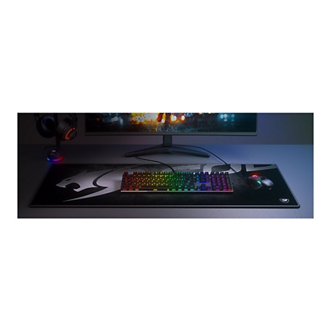 Draufsicht auf Gaming-Zubehör. Auf einem Schreibtisch liegen eine Tastatur, eine Maus und ein Mauspad. Links steht ein Kopfhörer. Auf dem Monitor wird ein Spiel gezeigt.