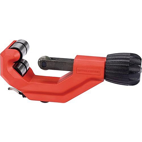 Une coupe-tube rouge avec rouleaux et poignée noirs, gros plan.