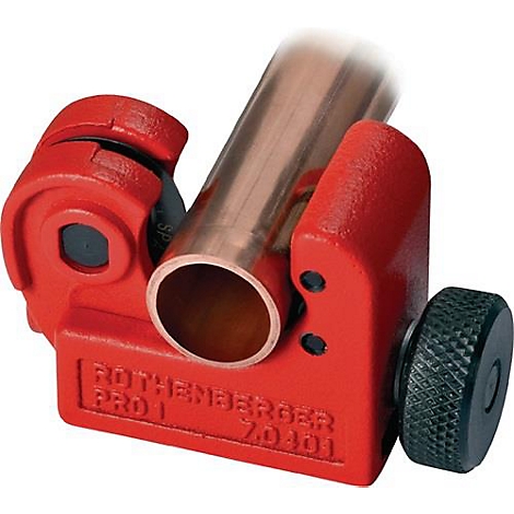 Une conduite en cuivre coupée par un coupe-tube rouge. L'outil indique "ROTHENBERGER PRO I 70401".