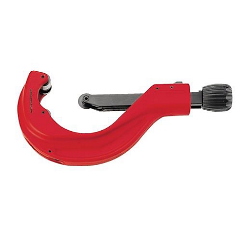 Coupe-tube rouge avec poignée noire, isolé sur fond blanc.