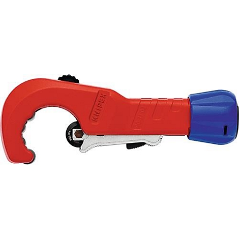 Un coupe-tube rouge et bleu tenu en main. La poignée est rouge, la partie avant bleue. Il y a aussi un couteau argenté.