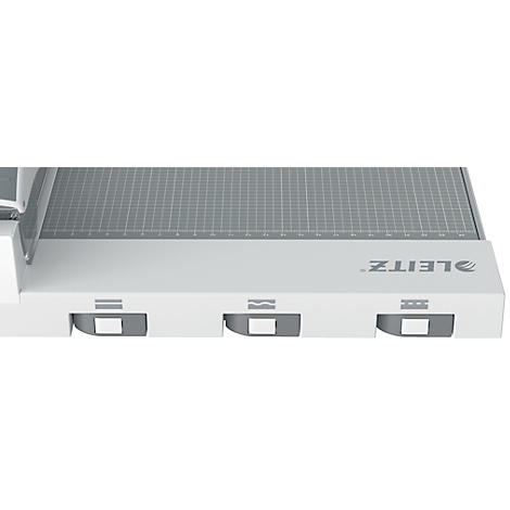 Gros plan sur une massicot blanche avec une surface de coupe grise et le logo Leitz.