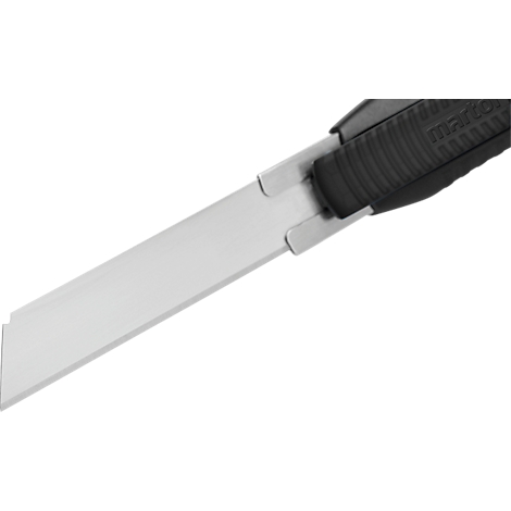 Gros plan d'un cutter. Lame argentée avec manche noir. Logo du fabricant visible.