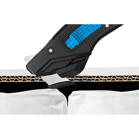 Un couteau de sécurité noir avec un curseur bleu coupe à travers un carton marron.