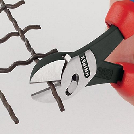 Gros plan sur une pince coupante coupant un fil. Pince en noir, argent et rouge avec lettrage Knipex. Fil coupé au premier plan.