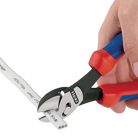 Une main coupe un câble avec des pinces coupantes rouges et bleues. Des détails tels que 3x1.5mm2 sont écrits sur le câble.