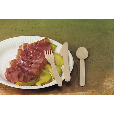 Une assiette avec du prosciutto et du melon, à côté d'une fourchette, d'un couteau et d'une cuillère en bois.