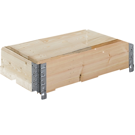 Boîte en bois avec des équerres métalliques. Forme rectangulaire, grain de bois visible.