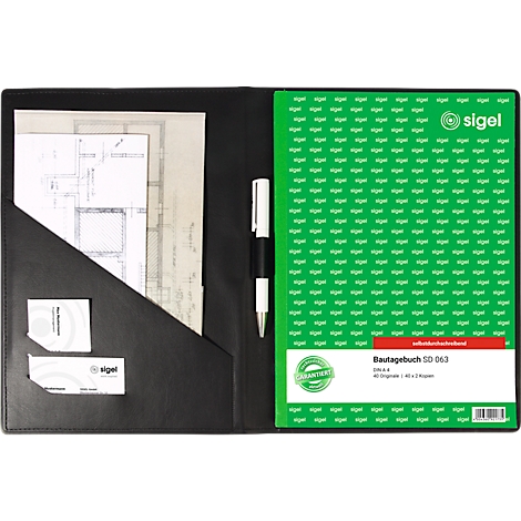 Dossier noir, documents et cartes de visite à gauche, carnet vert à droite, stylo entre les deux. Le tout pour la construction.