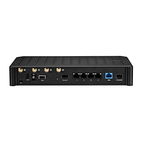 Schwarzer Netzwerk-Router von hinten mit diversen Anschlüssen, Antennenbuchsen und LAN-Ports.