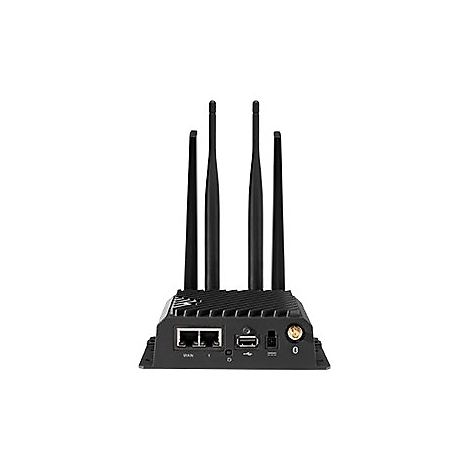 Schwarzer Router mit vier Antennen, auf weißem Hintergrund.
