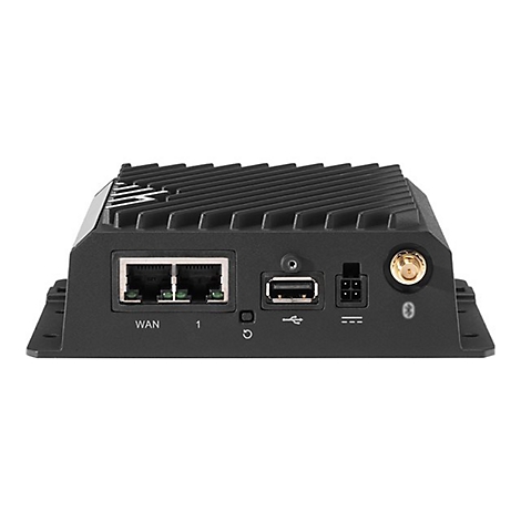 Schwarzes Gerät mit LAN-, USB- und Antennenanschlüssen. Oben Rippen zur Wärmeableitung.