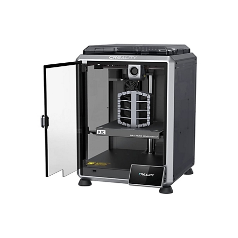 Creality K1C 3D-Drucker mit offener Glastür und gedrucktem Objekt auf der Druckplatte.