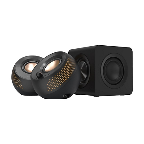 Zwei runde schwarze Lautsprecher mit goldener Membran und ein würfelförmiger Subwoofer vor weißem Hintergrund.