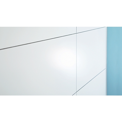 Mur laqué blanc avec des lignes grises, faisant partie d'un mobilier moderne. Bleu clair en arrière-plan.