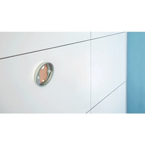 Gros plan d'un mur blanc avec un trou rond pour une prise de courant. Le mur a des lignes grises qui mettent en valeur les éléments rectangulaires. Fond bleu.