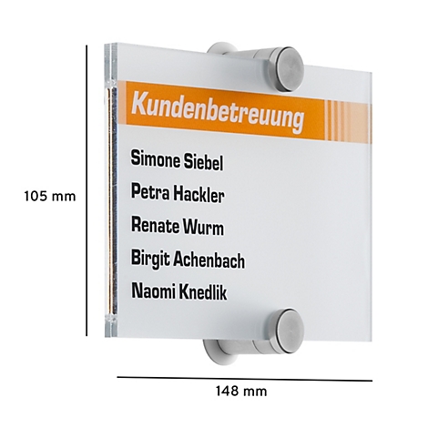 Glazen bord met de tekst "Kundenbetreuung" en namen van medewerkers, gemonteerd op houders.
