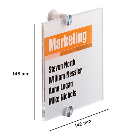 Klartext-Schild mit der Aufschrift „Marketing“ und Mitarbeiter-Namen. Quadratisch, mit silbernen Halterungen.