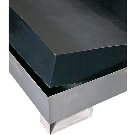 Primer plano de una mesa negra con patas de metal plateado.