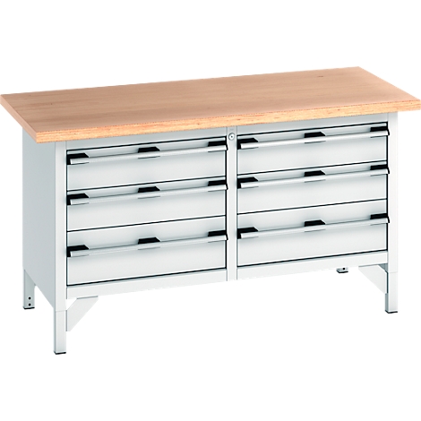 Werkbank mit hellem Holzbrett und sechs Schubladen, weiß lackiert. Schwarze Griffe. Die Beine sind aus Metall.