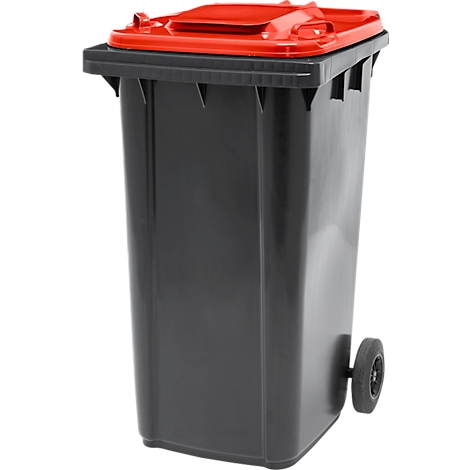 Contenedor de basura negro con tapa roja. Tiene ruedas y se encuentra sobre un fondo blanco.