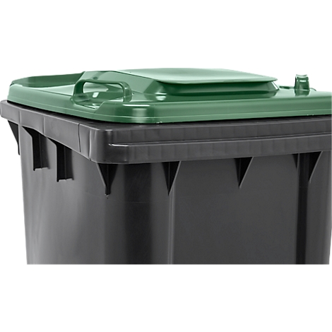 Primer plano de una tapa verde de cubo de basura sobre un cubo negro.