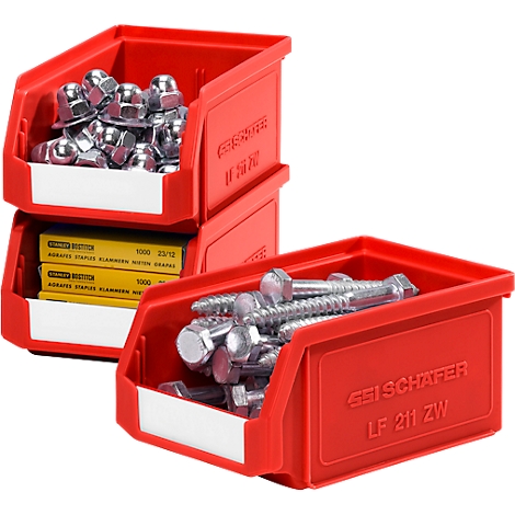 Tres cajas de almacenamiento rojas de SSI Schäfer, llenas de tornillos y grapas, apiladas sobre un fondo blanco.
