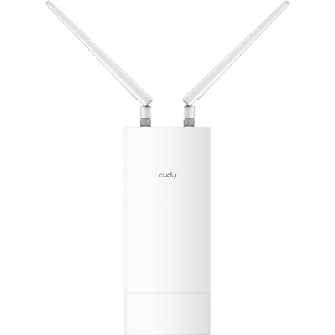 Weißer Cudy WLAN-Außenrouter mit zwei langen Antennen vor weißem Hintergrund.