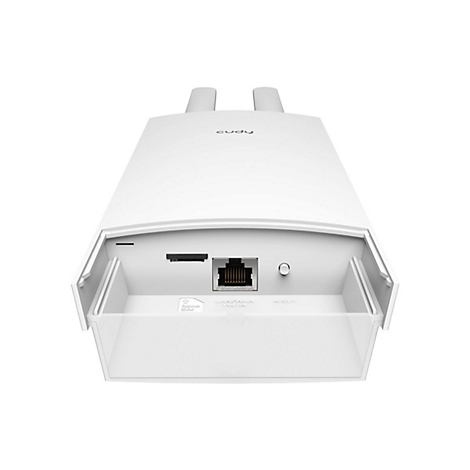 Weißer Cudy Outdoor-Router mit geöffnetem Anschlussfach, LAN-Port, Reset-Taste und Nano-SIM-Slot.