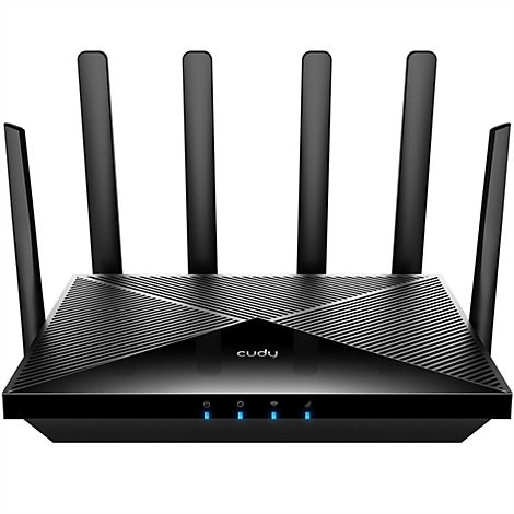 Schwarzer Cudy WLAN-Router mit fünf Antennen vor weißem Hintergrund. Vier blaue LED-Statusleuchten leuchten vorne.