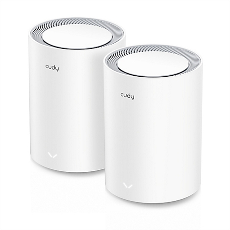 Zwei weiße Cudy WLAN-Mesh-Router in zylindrischer Form vor weißem Hintergrund.