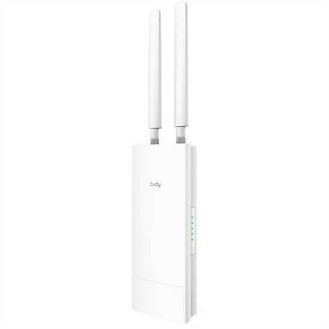 Weißer Cudy Outdoor-Access-Point mit zwei Antennen und grünen Status-LEDs auf neutralem Hintergrund.