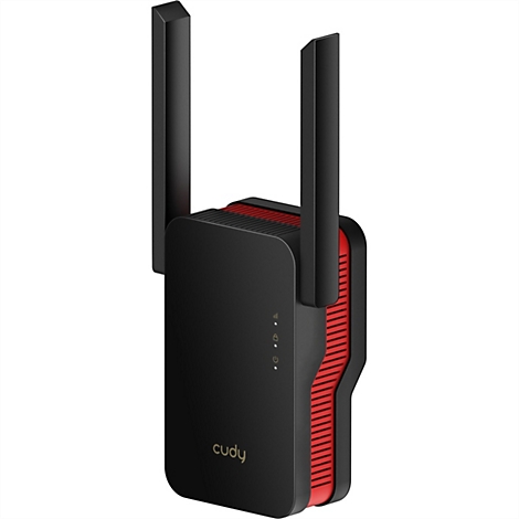 Schwarzer Cudy WLAN-Repeater mit zwei aufrechten Antennen und roten Seitenlüftungsschlitzen auf weißem Grund.