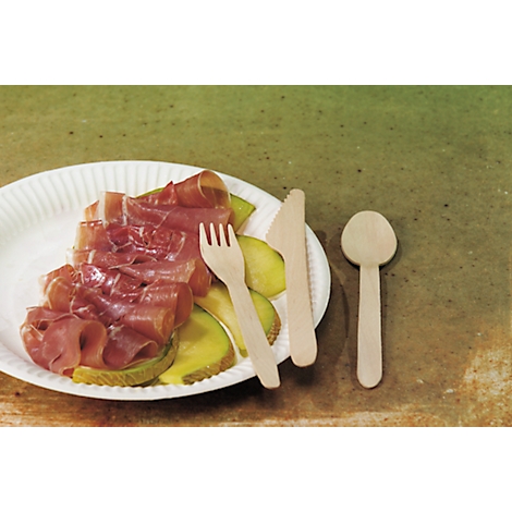 Une assiette de prosciutto, de melon et de couverts en bois.