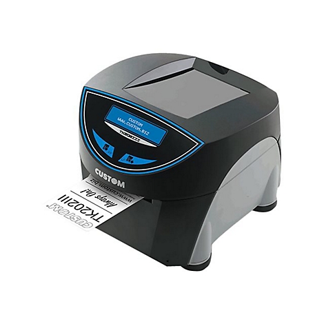 Ein schwarzer Etikettendrucker mit blauem Design druckt ein Etikett. Das Etikett hat den Aufdruck "Always On!" und weitere Angaben.