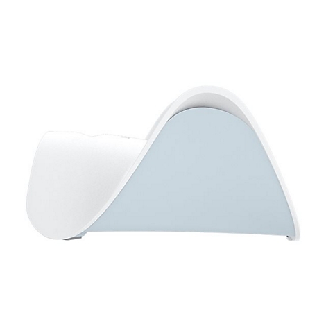 Seitenansicht einer weißen, wellenförmigen Halterung mit hellblauem Hintergrund.