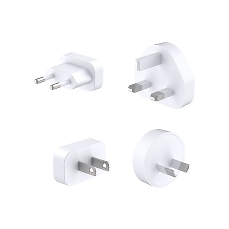 Vier weiße Stecker verschiedener Formen und Pins auf weißem Hintergrund.