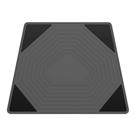 Graue Matte mit geometrischem Muster und schwarzen Dreiecken in den Ecken.