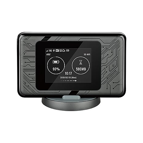 Ein schwarzes 5G-WLAN-Gerät mit Display. Auf dem Bildschirm werden Akkustand, Datenvolumen und Uhrzeit angezeigt.